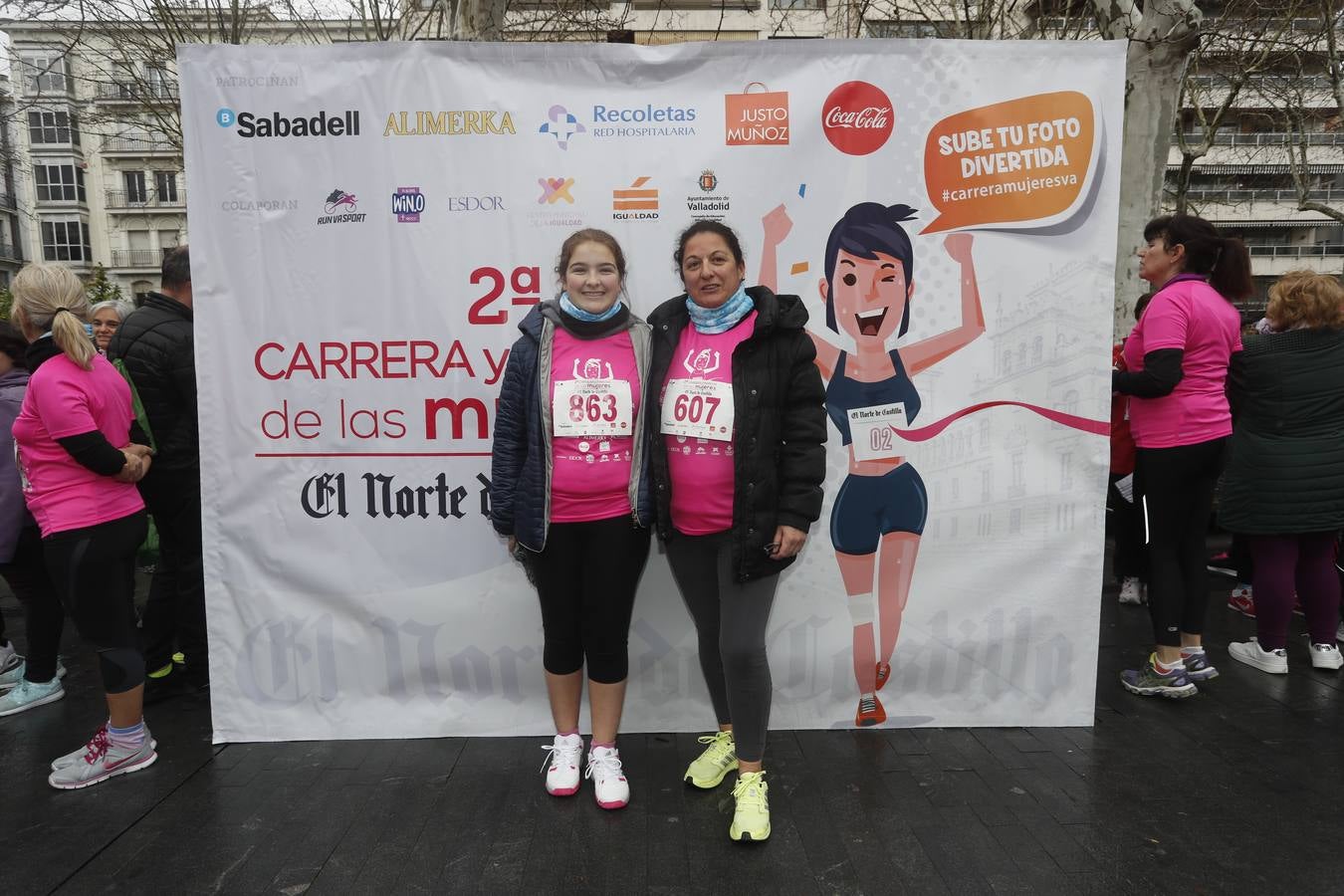 Más de 800 participantes se dieron cita en la Plaza Zorrilla para tomar parte de una marea rosa que tiñó de color las calles del centro de la ciudad