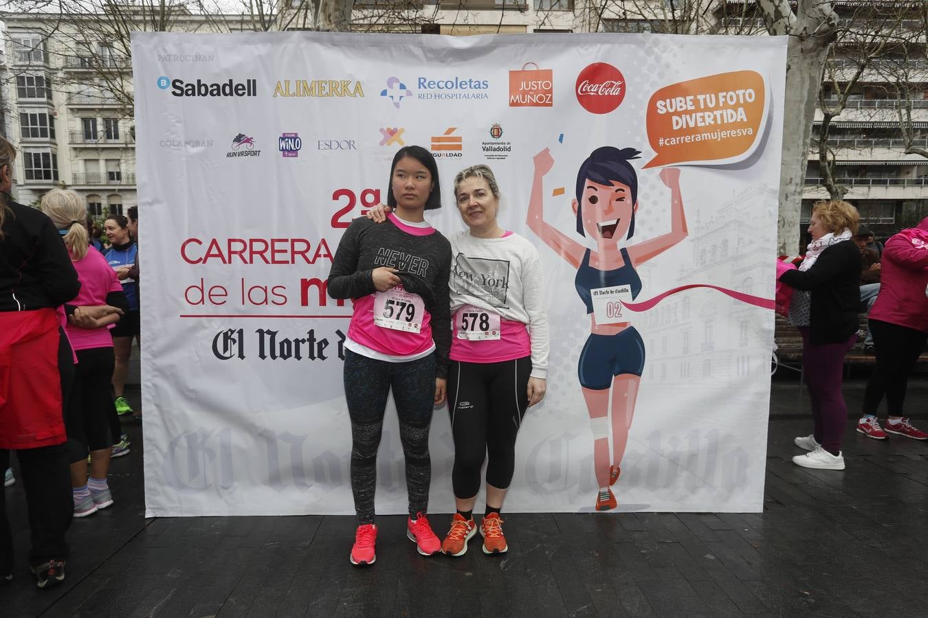 Más de 800 participantes se dieron cita en la Plaza Zorrilla para tomar parte de una marea rosa que tiñó de color las calles del centro de la ciudad