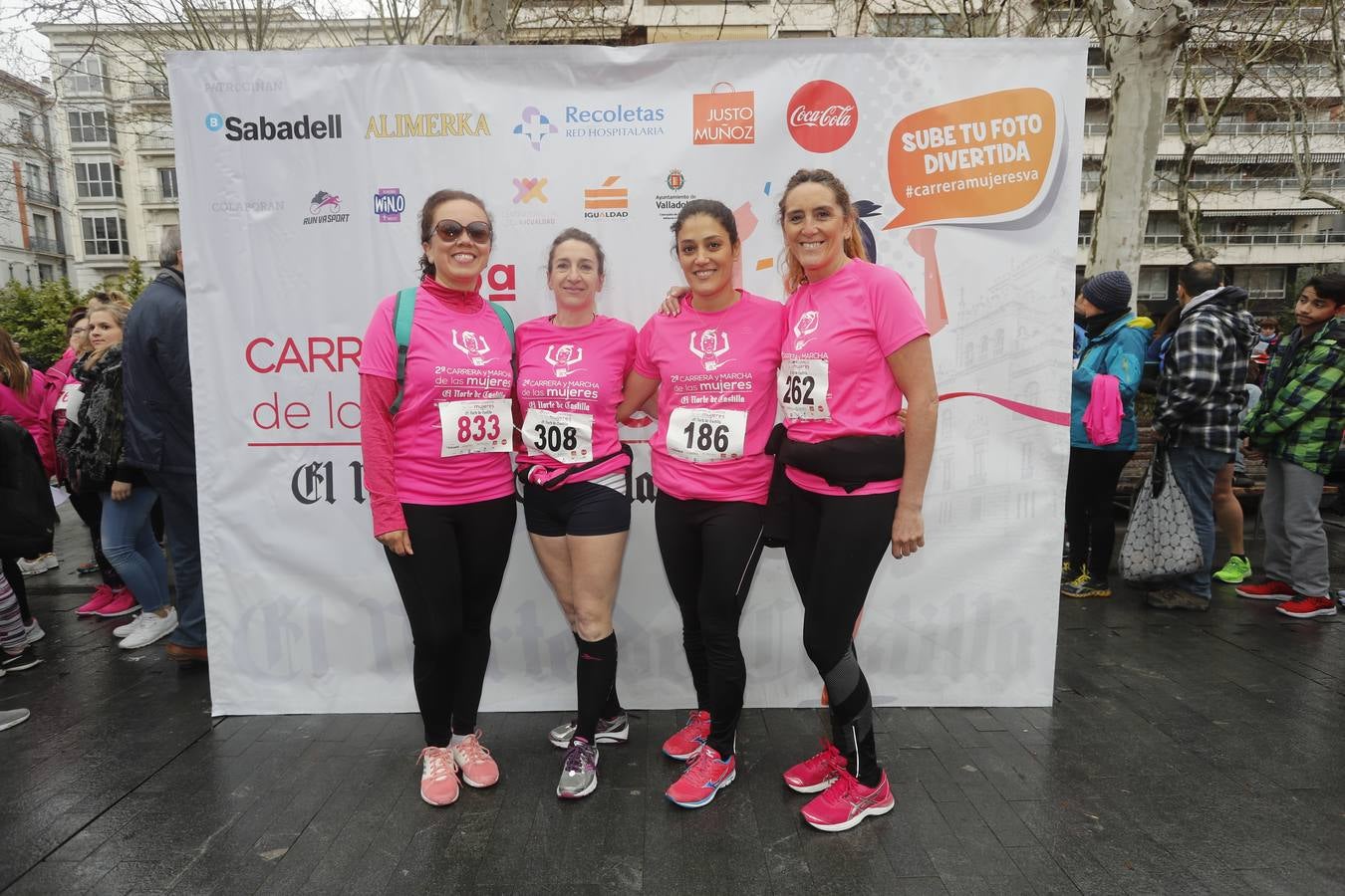 Más de 800 participantes se dieron cita en la Plaza Zorrilla para tomar parte de una marea rosa que tiñó de color las calles del centro de la ciudad