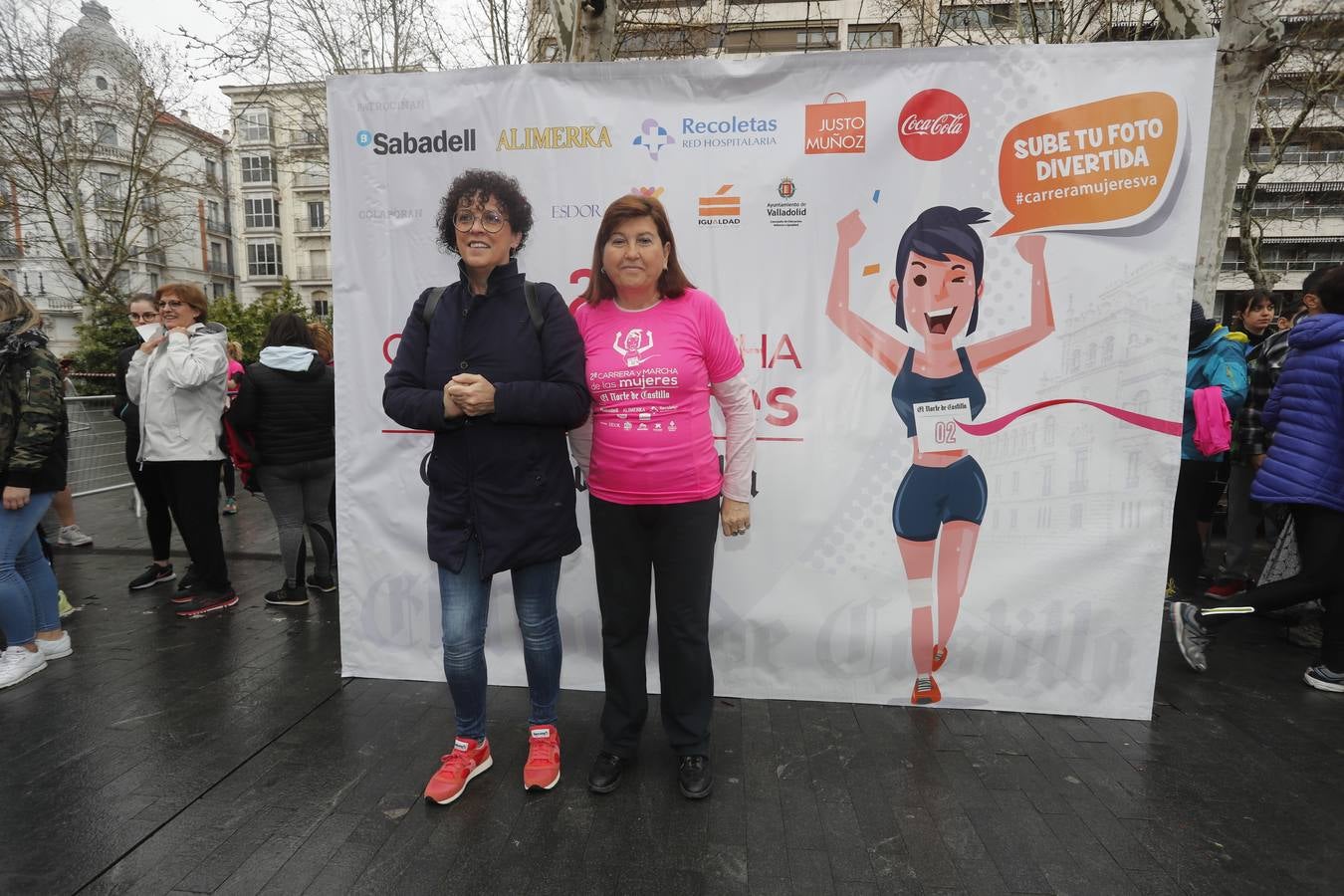 Más de 800 participantes se dieron cita en la Plaza Zorrilla para tomar parte de una marea rosa que tiñó de color las calles del centro de la ciudad