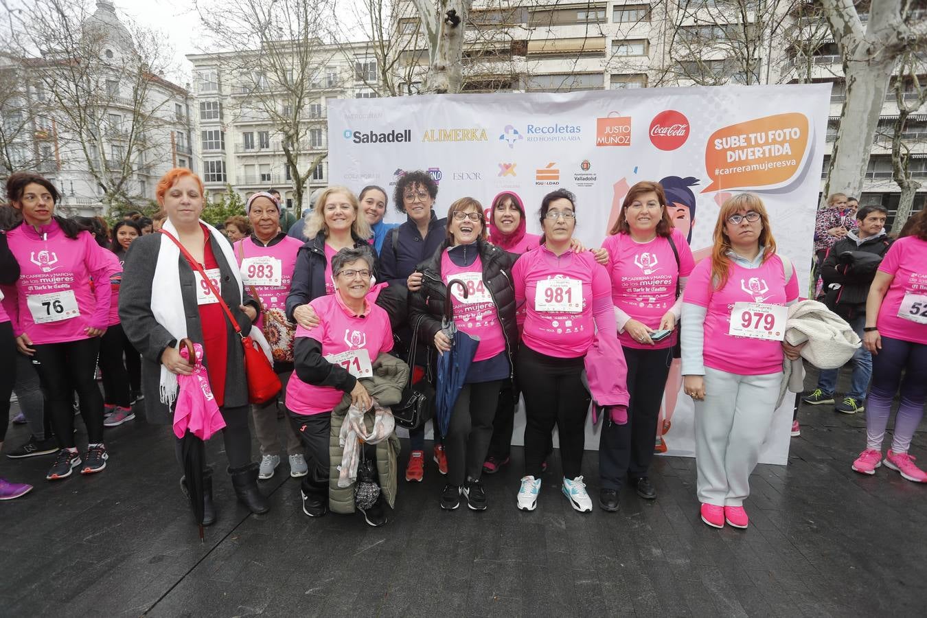 Más de 800 participantes se dieron cita en la Plaza Zorrilla para tomar parte de una marea rosa que tiñó de color las calles del centro de la ciudad