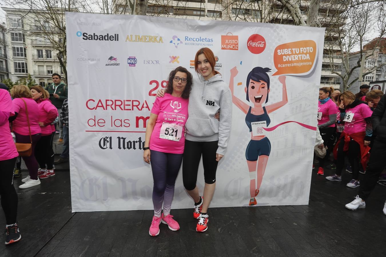 Más de 800 participantes se dieron cita en la Plaza Zorrilla para tomar parte de una marea rosa que tiñó de color las calles del centro de la ciudad