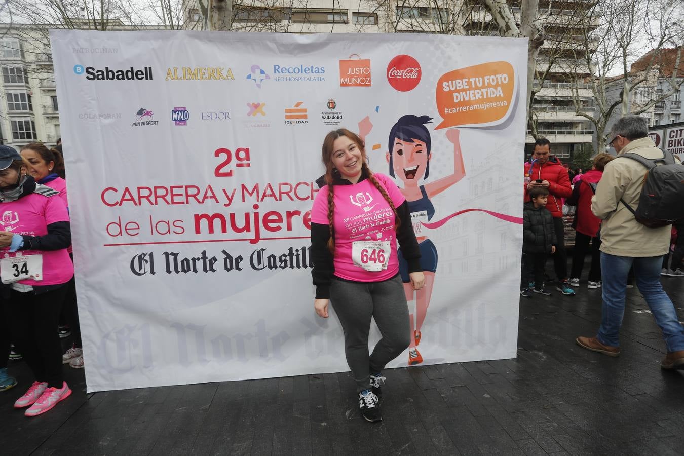 Más de 800 participantes se dieron cita en la Plaza Zorrilla para tomar parte de una marea rosa que tiñó de color las calles del centro de la ciudad