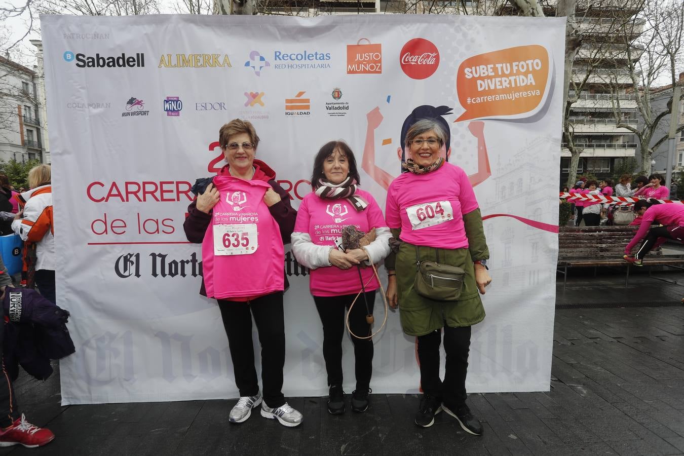 Más de 800 participantes se dieron cita en la Plaza Zorrilla para tomar parte de una marea rosa que tiñó de color las calles del centro de la ciudad