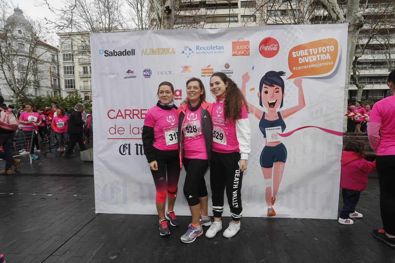 Más de 800 participantes se dieron cita en la Plaza Zorrilla para tomar parte de una marea rosa que tiñó de color las calles del centro de la ciudad