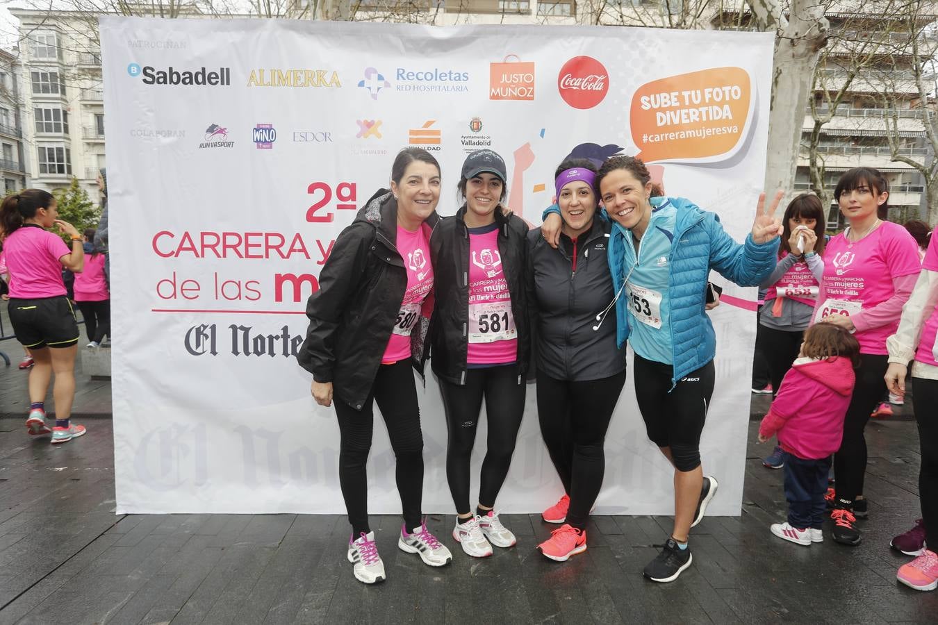 Más de 800 participantes se dieron cita en la Plaza Zorrilla para tomar parte de una marea rosa que tiñó de color las calles del centro de la ciudad