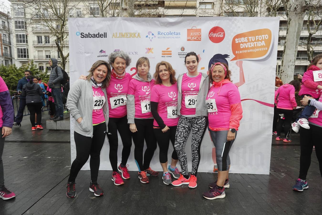 Más de 800 participantes se dieron cita en la Plaza Zorrilla para tomar parte de una marea rosa que tiñó de color las calles del centro de la ciudad