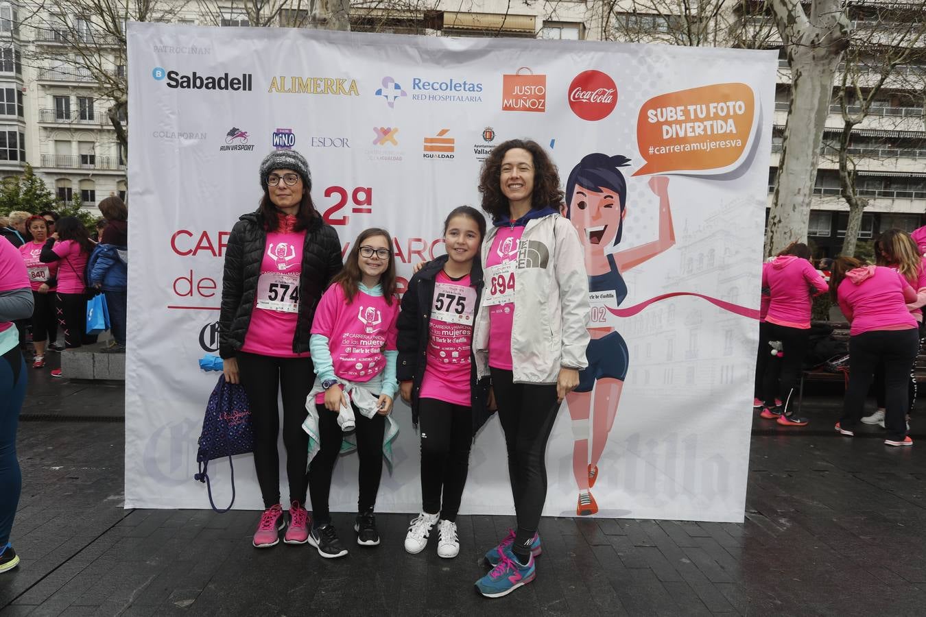 Más de 800 participantes se dieron cita en la Plaza Zorrilla para tomar parte de una marea rosa que tiñó de color las calles del centro de la ciudad