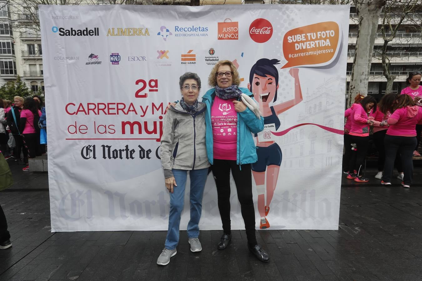 Más de 800 participantes se dieron cita en la Plaza Zorrilla para tomar parte de una marea rosa que tiñó de color las calles del centro de la ciudad