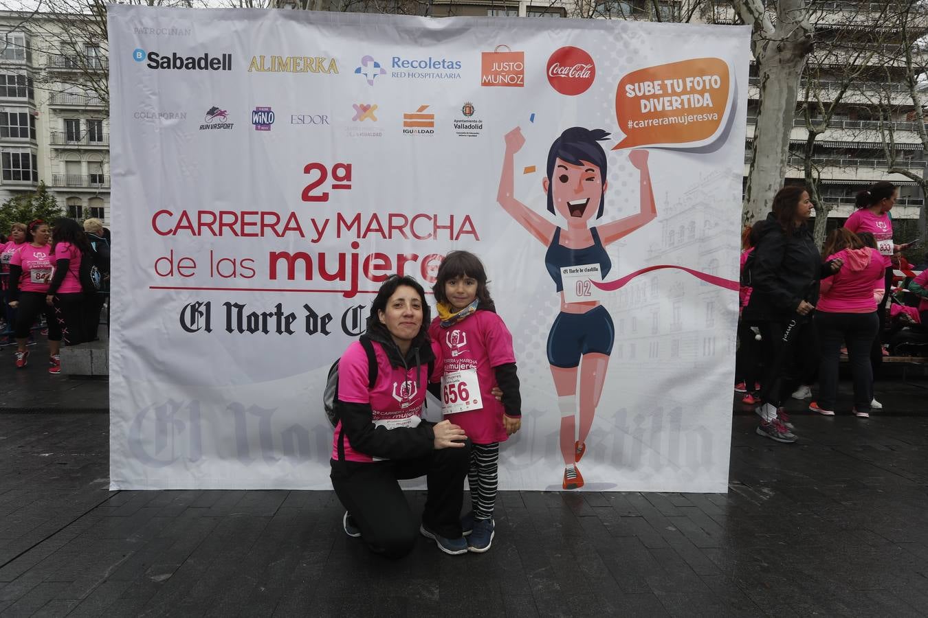 Más de 800 participantes se dieron cita en la Plaza Zorrilla para tomar parte de una marea rosa que tiñó de color las calles del centro de la ciudad