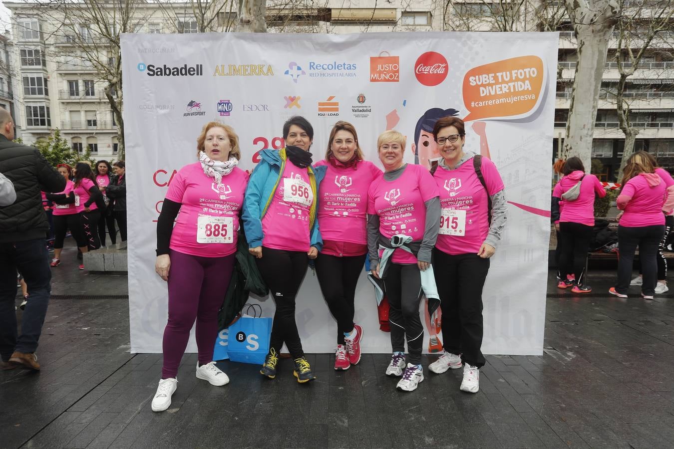 Más de 800 participantes se dieron cita en la Plaza Zorrilla para tomar parte de una marea rosa que tiñó de color las calles del centro de la ciudad