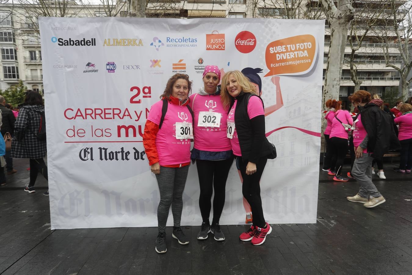 Más de 800 participantes se dieron cita en la Plaza Zorrilla para tomar parte de una marea rosa que tiñó de color las calles del centro de la ciudad