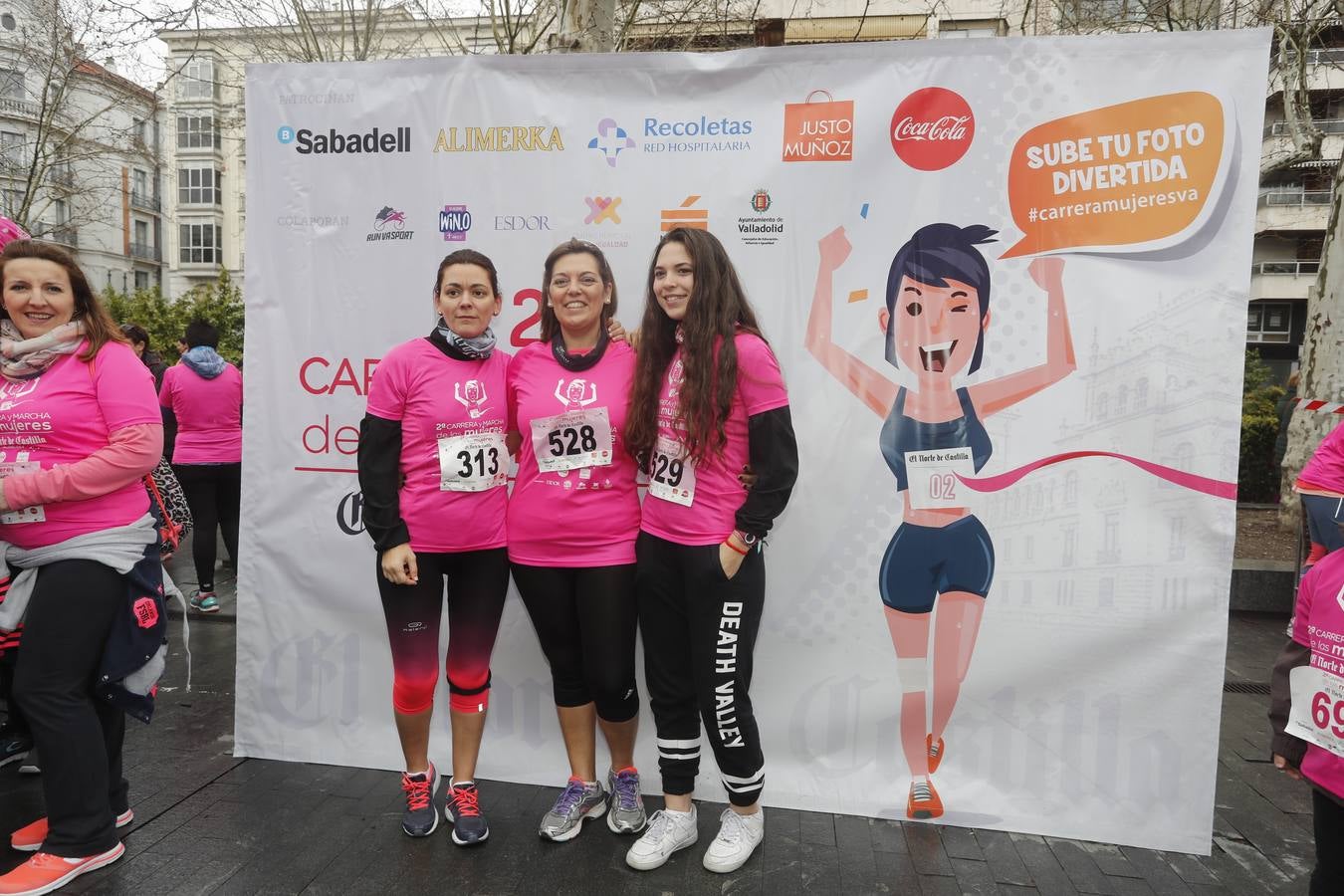 Más de 800 participantes se dieron cita en la Plaza Zorrilla para tomar parte de una marea rosa que tiñó de color las calles del centro de la ciudad