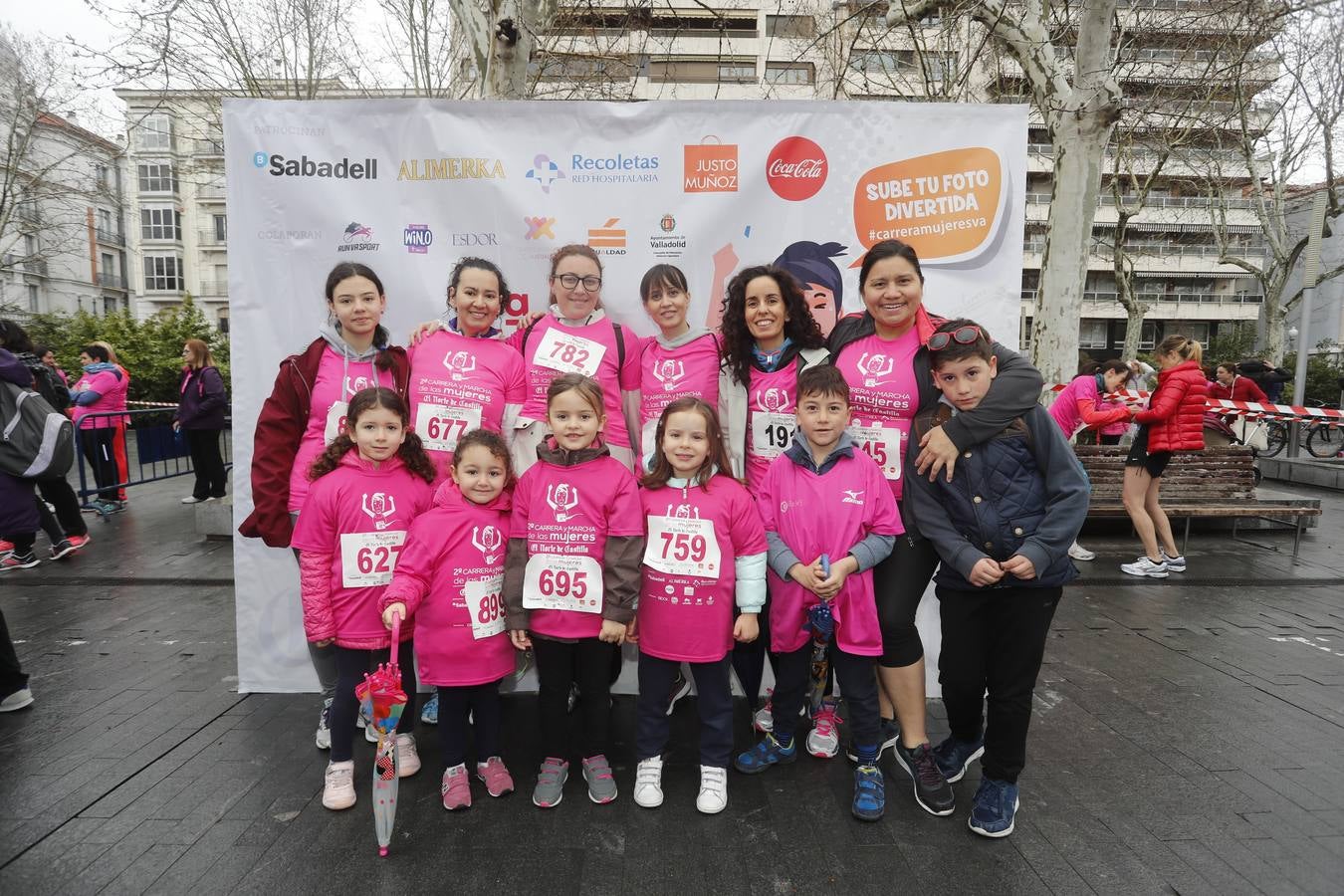 Más de 800 participantes se dieron cita en la Plaza Zorrilla para tomar parte de una marea rosa que tiñó de color las calles del centro de la ciudad