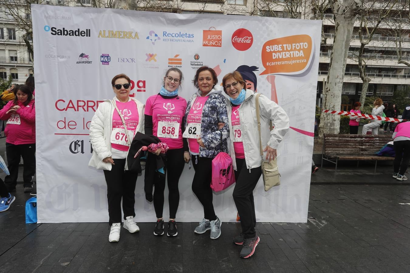 Más de 800 participantes se dieron cita en la Plaza Zorrilla para tomar parte de una marea rosa que tiñó de color las calles del centro de la ciudad