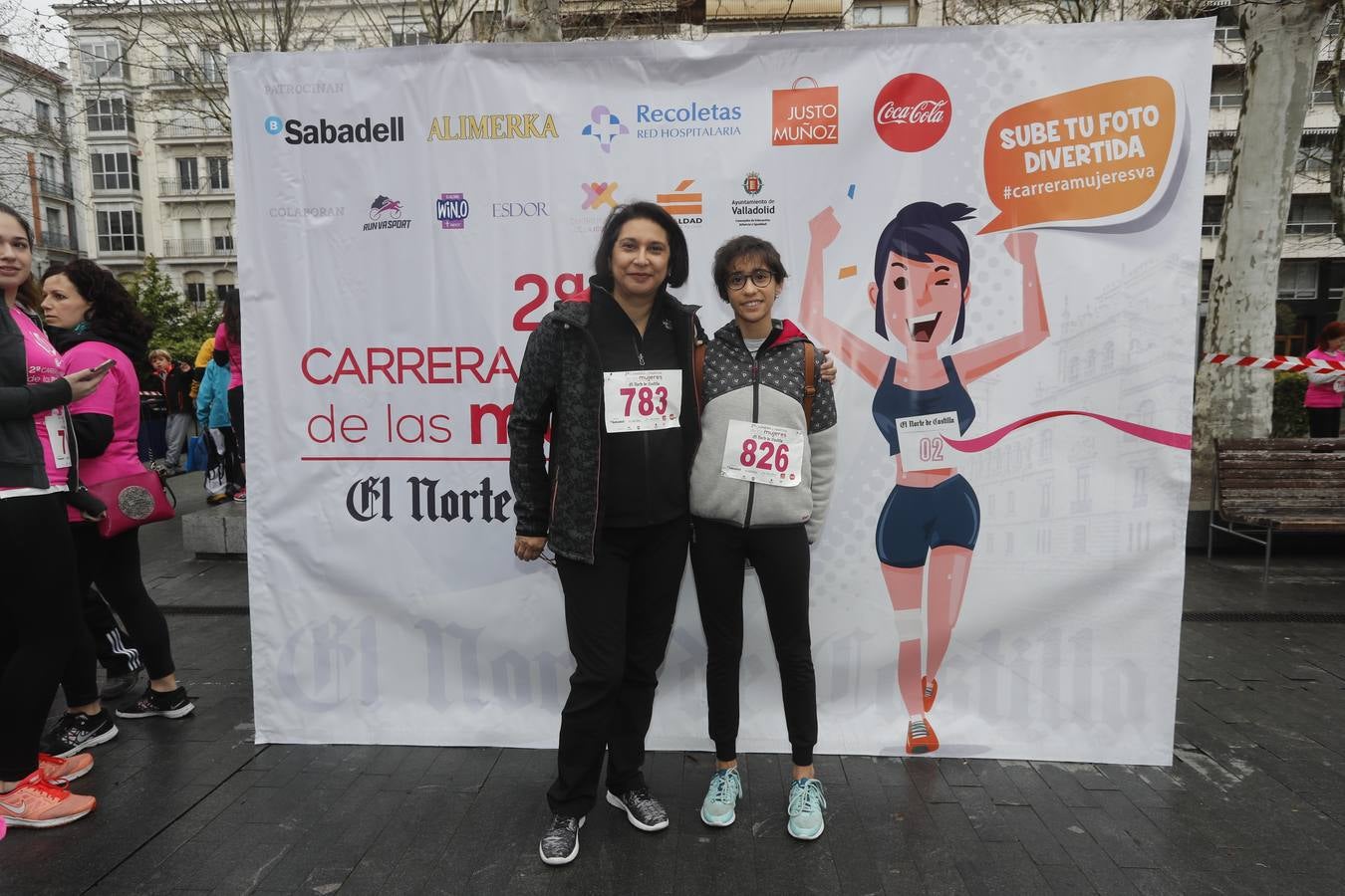 Más de 800 participantes se dieron cita en la Plaza Zorrilla para tomar parte de una marea rosa que tiñó de color las calles del centro de la ciudad