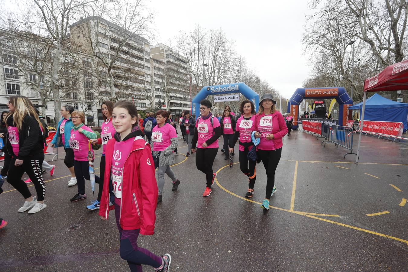 Más de 800 participantes se dieron cita en la Plaza Zorrilla para tomar parte de una marea rosa que tiñó de color las calles del centro de la ciudad