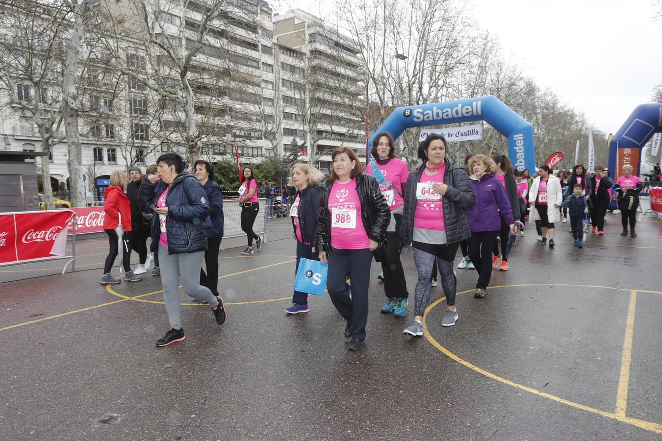 Más de 800 participantes se dieron cita en la Plaza Zorrilla para tomar parte de una marea rosa que tiñó de color las calles del centro de la ciudad