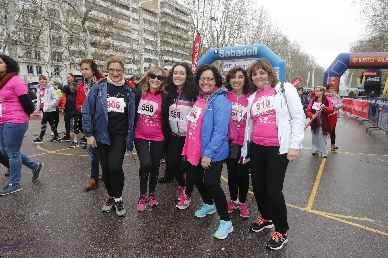 Más de 800 participantes se dieron cita en la Plaza Zorrilla para tomar parte de una marea rosa que tiñó de color las calles del centro de la ciudad