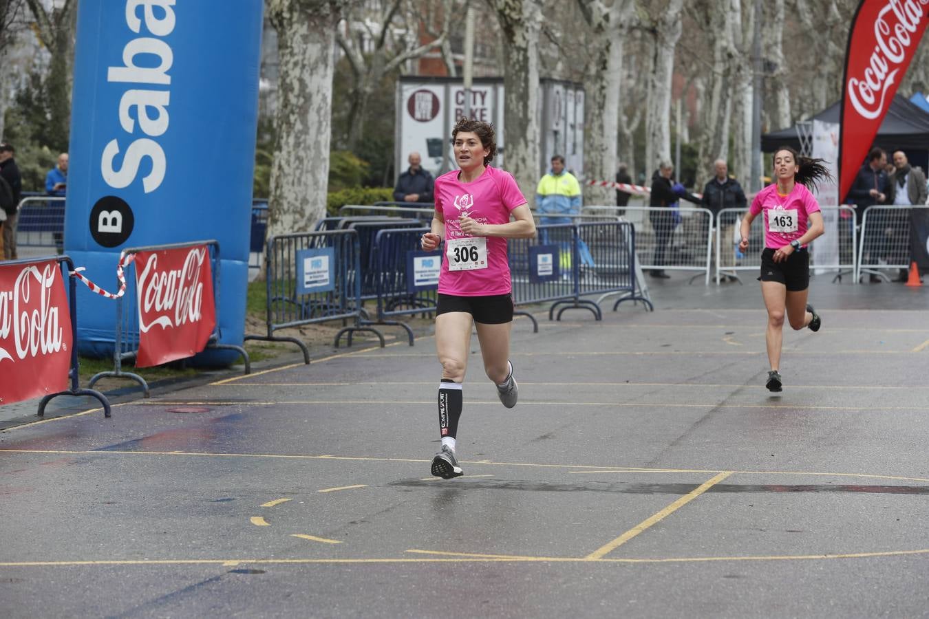 Más de 800 participantes se dieron cita en la Plaza Zorrilla para tomar parte de una marea rosa que tiñó de color las calles del centro de la ciudad