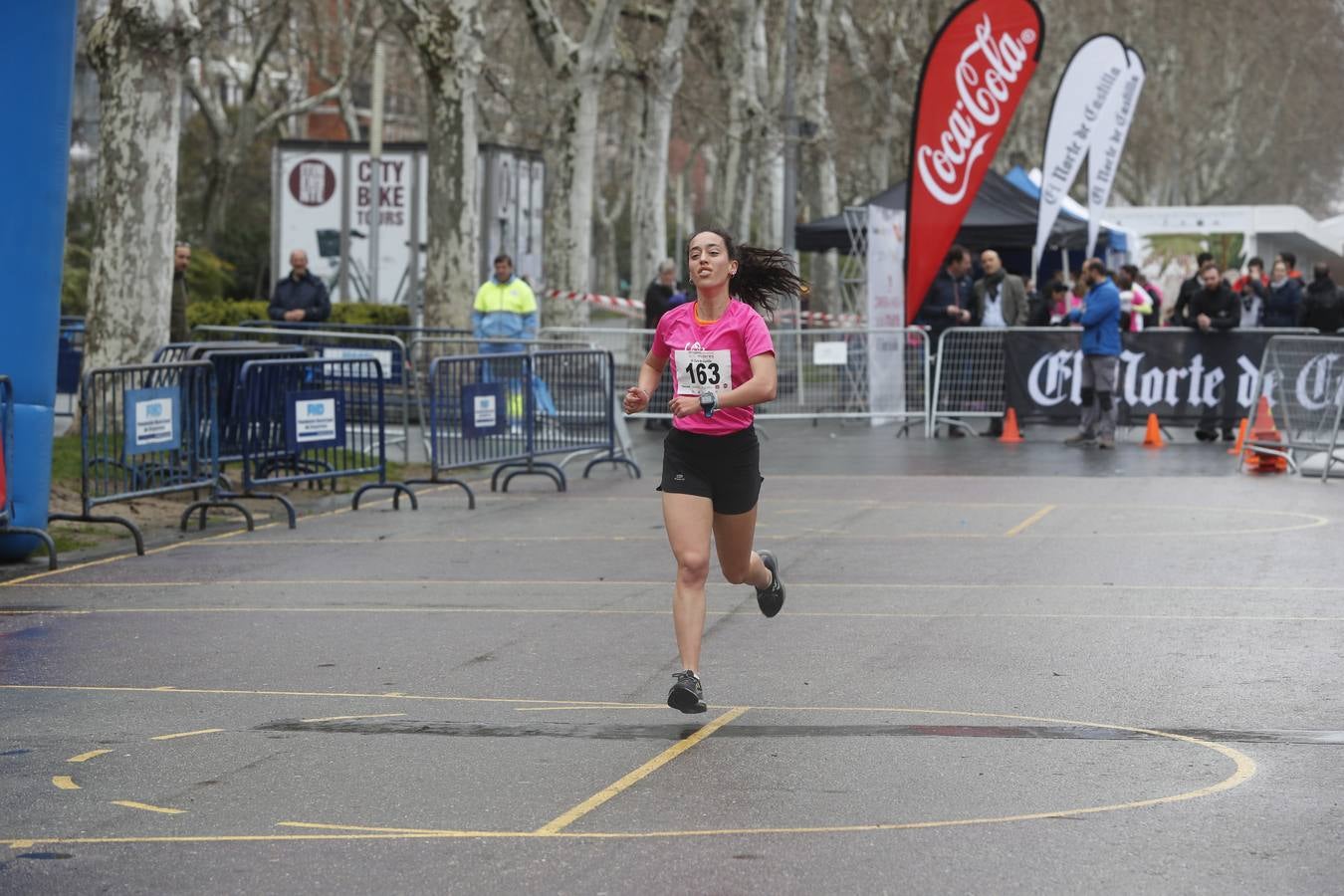 Más de 800 participantes se dieron cita en la Plaza Zorrilla para tomar parte de una marea rosa que tiñó de color las calles del centro de la ciudad