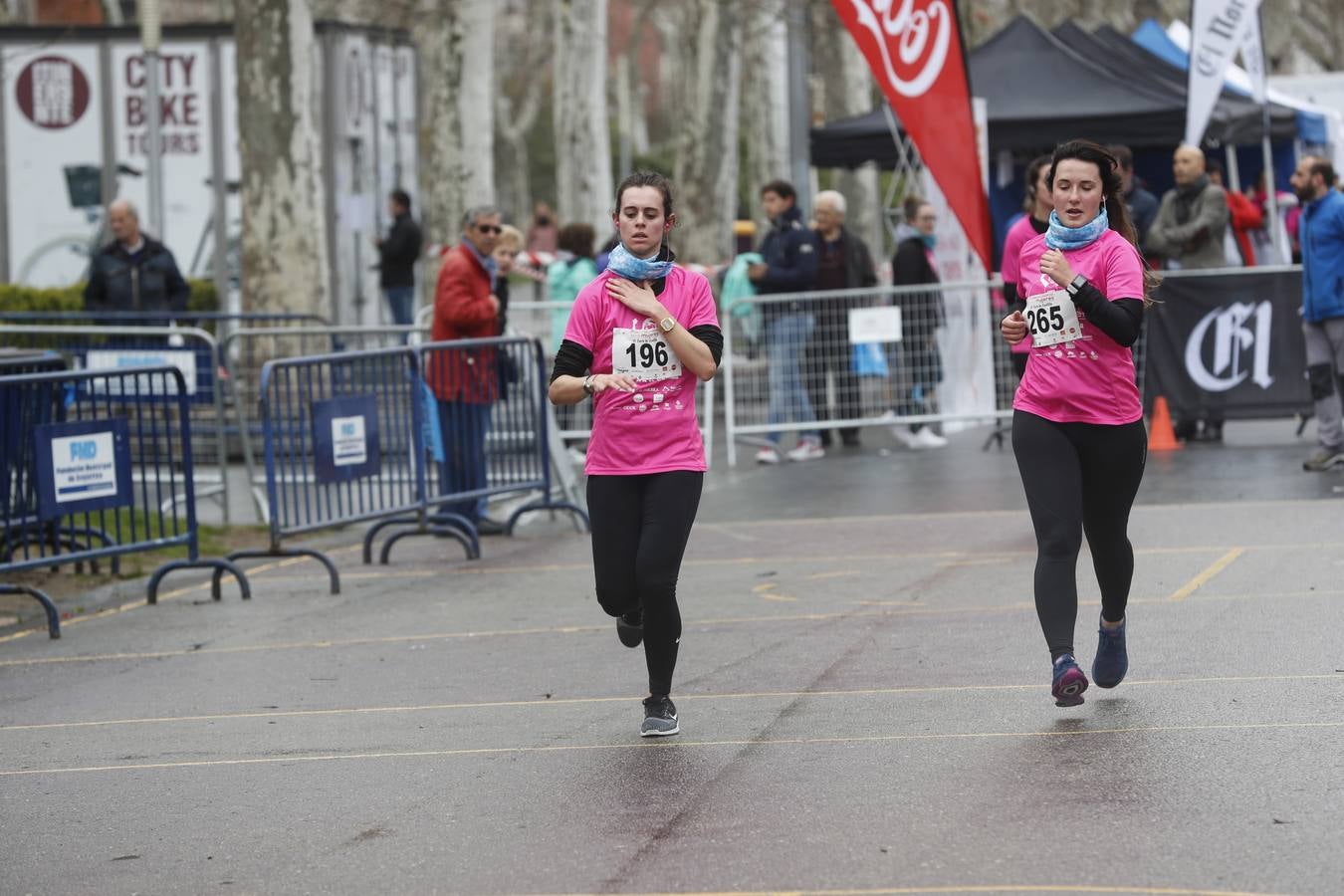 Más de 800 participantes se dieron cita en la Plaza Zorrilla para tomar parte de una marea rosa que tiñó de color las calles del centro de la ciudad