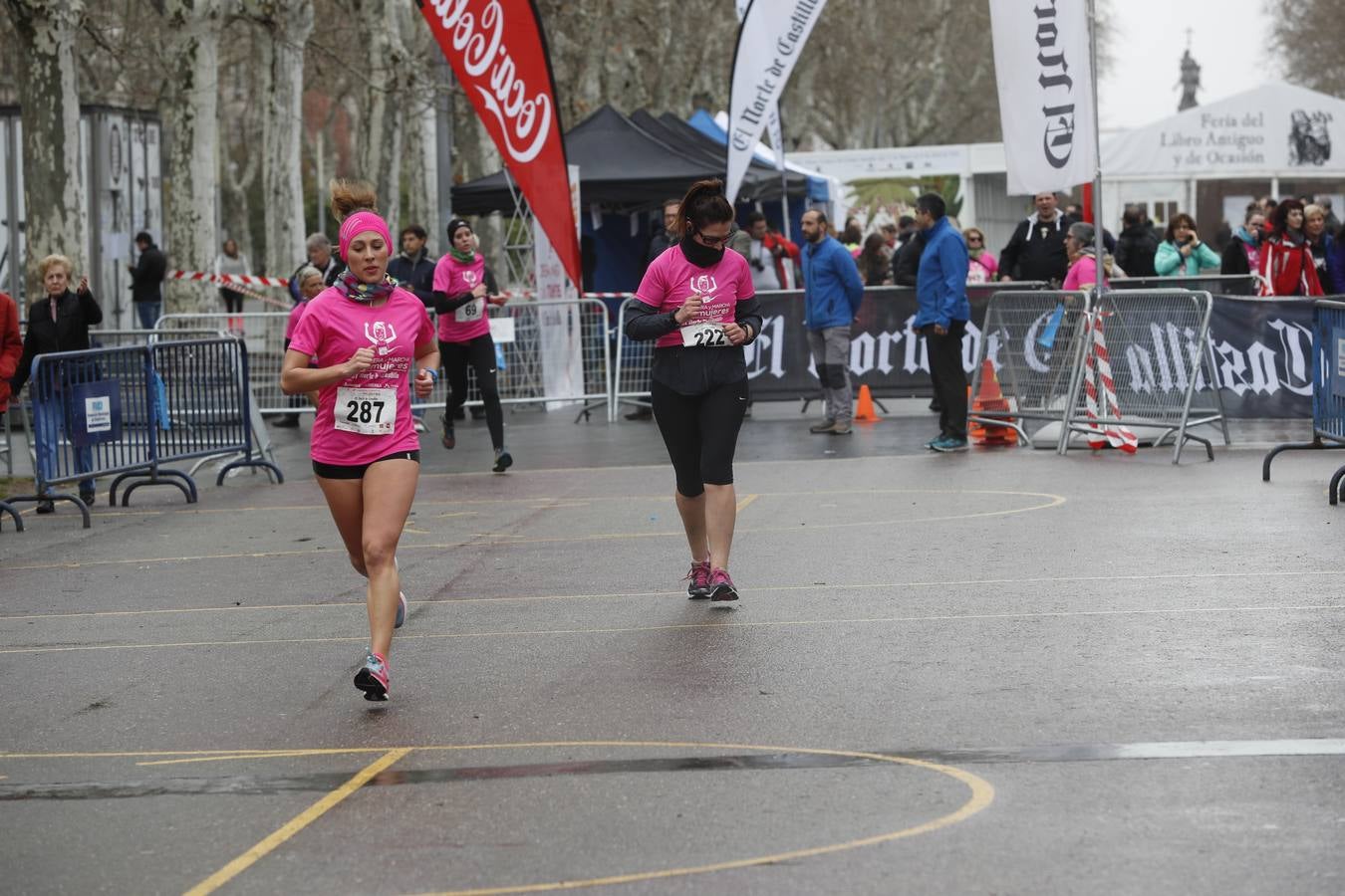 Más de 800 participantes se dieron cita en la Plaza Zorrilla para tomar parte de una marea rosa que tiñó de color las calles del centro de la ciudad