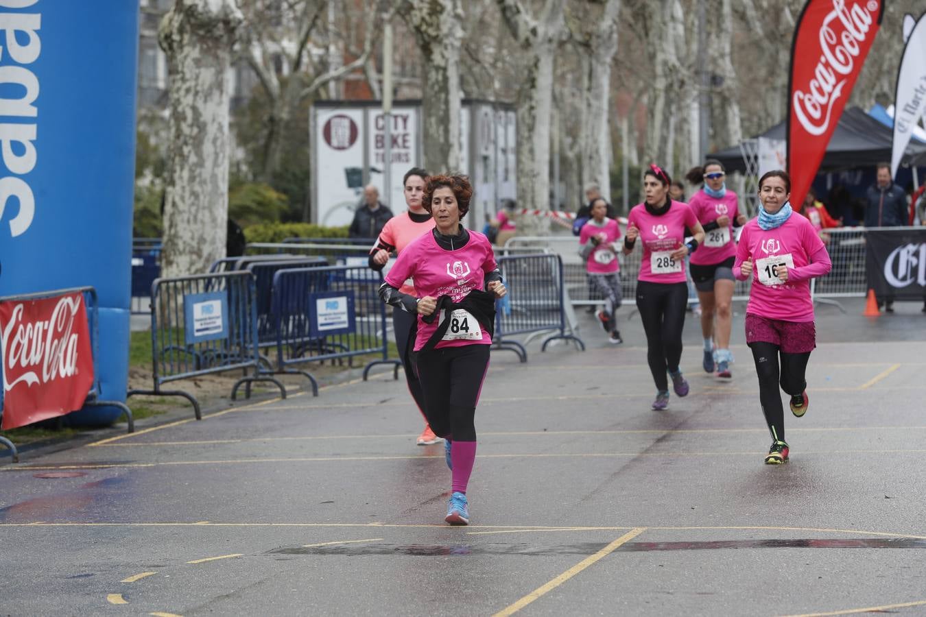 Más de 800 participantes se dieron cita en la Plaza Zorrilla para tomar parte de una marea rosa que tiñó de color las calles del centro de la ciudad