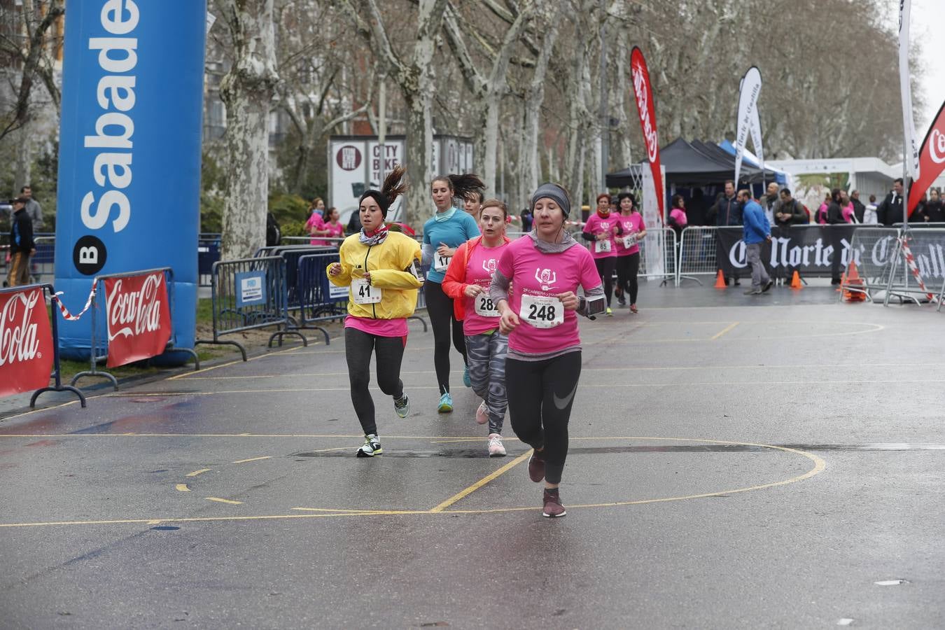 Más de 800 participantes se dieron cita en la Plaza Zorrilla para tomar parte de una marea rosa que tiñó de color las calles del centro de la ciudad