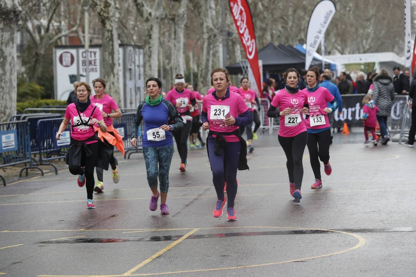 Más de 800 participantes se dieron cita en la Plaza Zorrilla para tomar parte de una marea rosa que tiñó de color las calles del centro de la ciudad