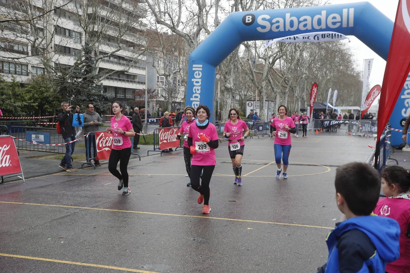 Más de 800 participantes se dieron cita en la Plaza Zorrilla para tomar parte de una marea rosa que tiñó de color las calles del centro de la ciudad