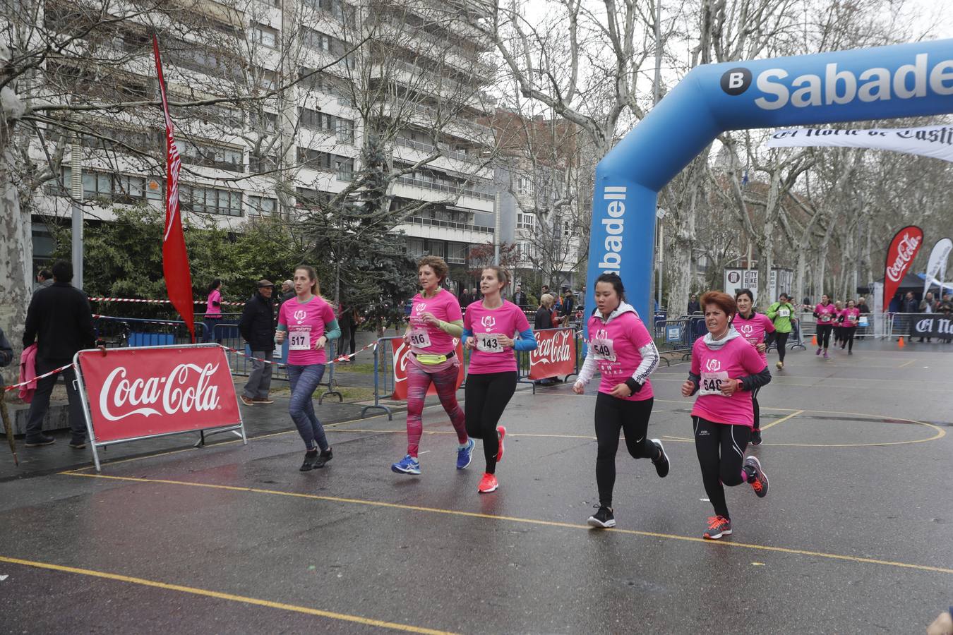 Más de 800 participantes se dieron cita en la Plaza Zorrilla para tomar parte de una marea rosa que tiñó de color las calles del centro de la ciudad