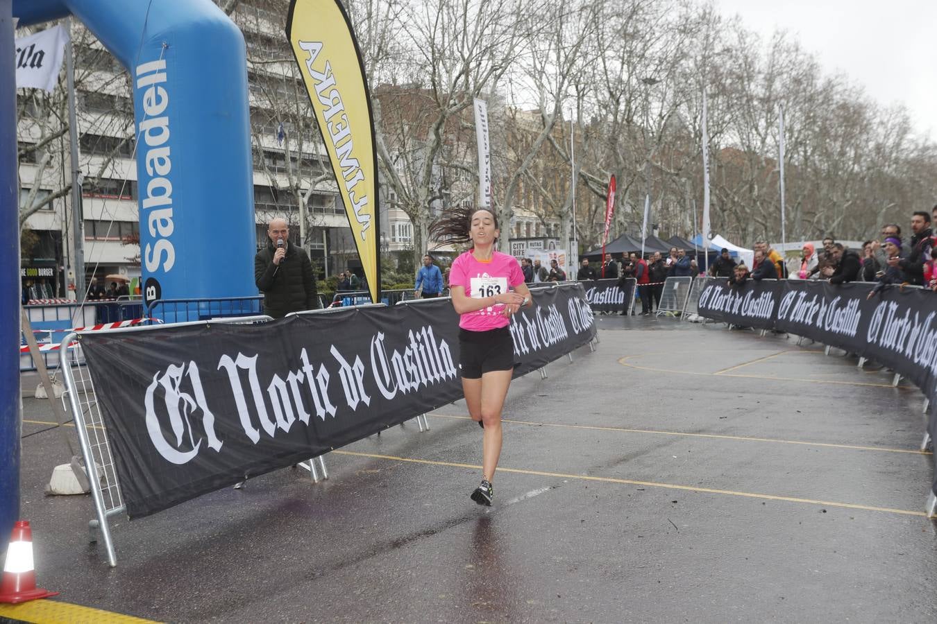 Más de 800 participantes se dieron cita en la Plaza Zorrilla para tomar parte de una marea rosa que tiñó de color las calles del centro de la ciudad