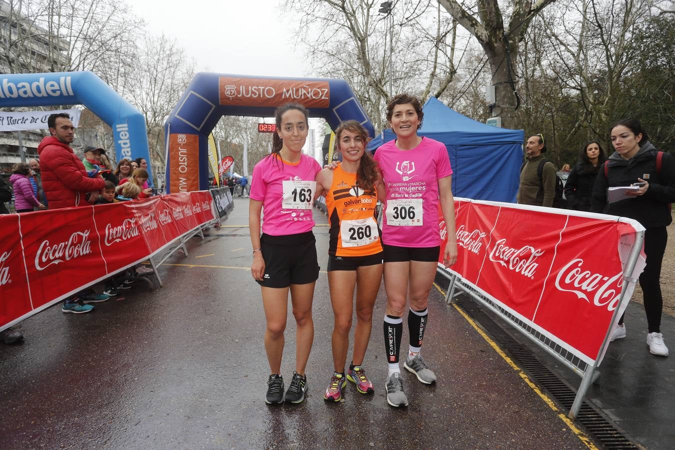 Más de 800 participantes se dieron cita en la Plaza Zorrilla para tomar parte de una marea rosa que tiñó de color las calles del centro de la ciudad