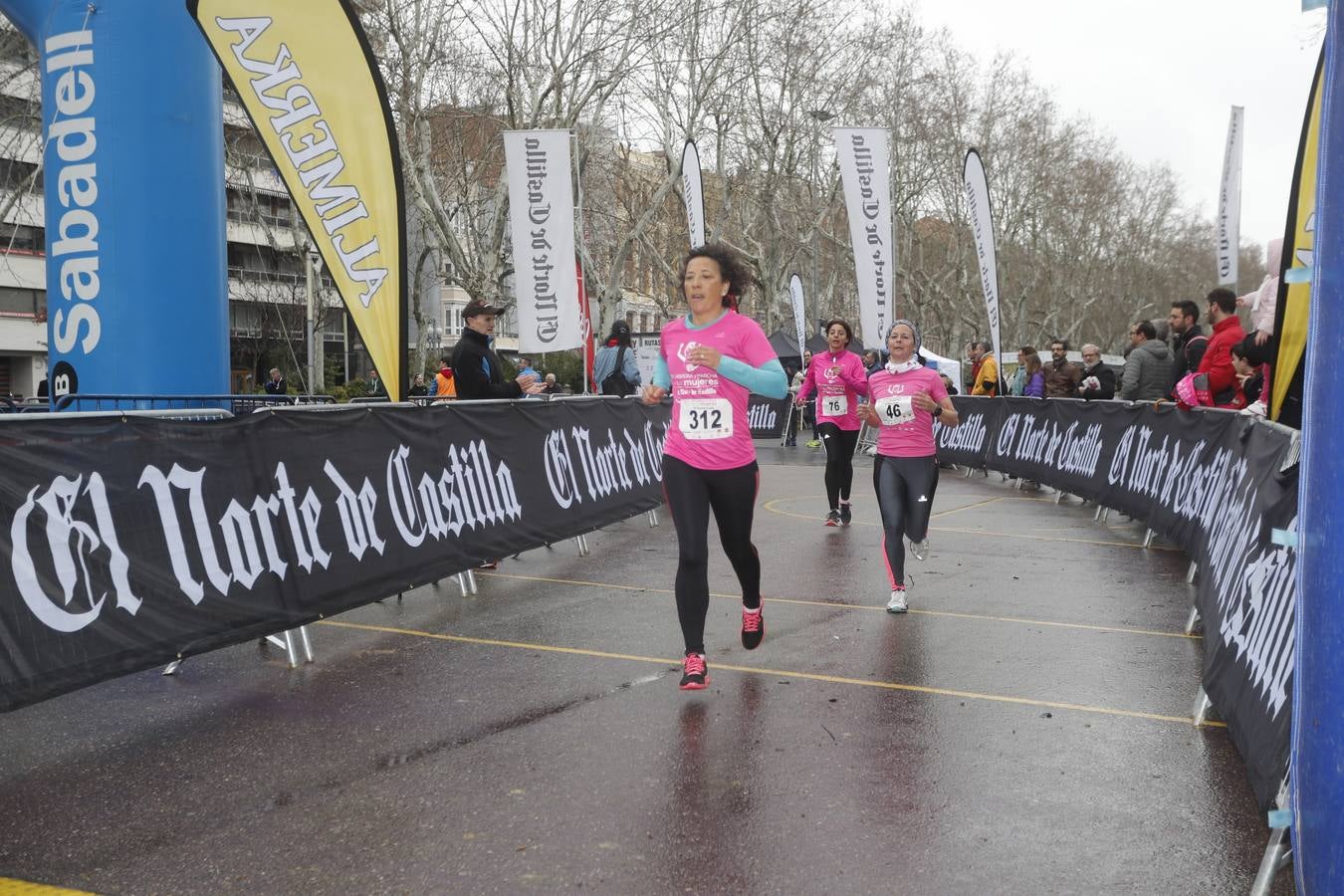 Más de 800 participantes se dieron cita en la Plaza Zorrilla para tomar parte de una marea rosa que tiñó de color las calles del centro de la ciudad