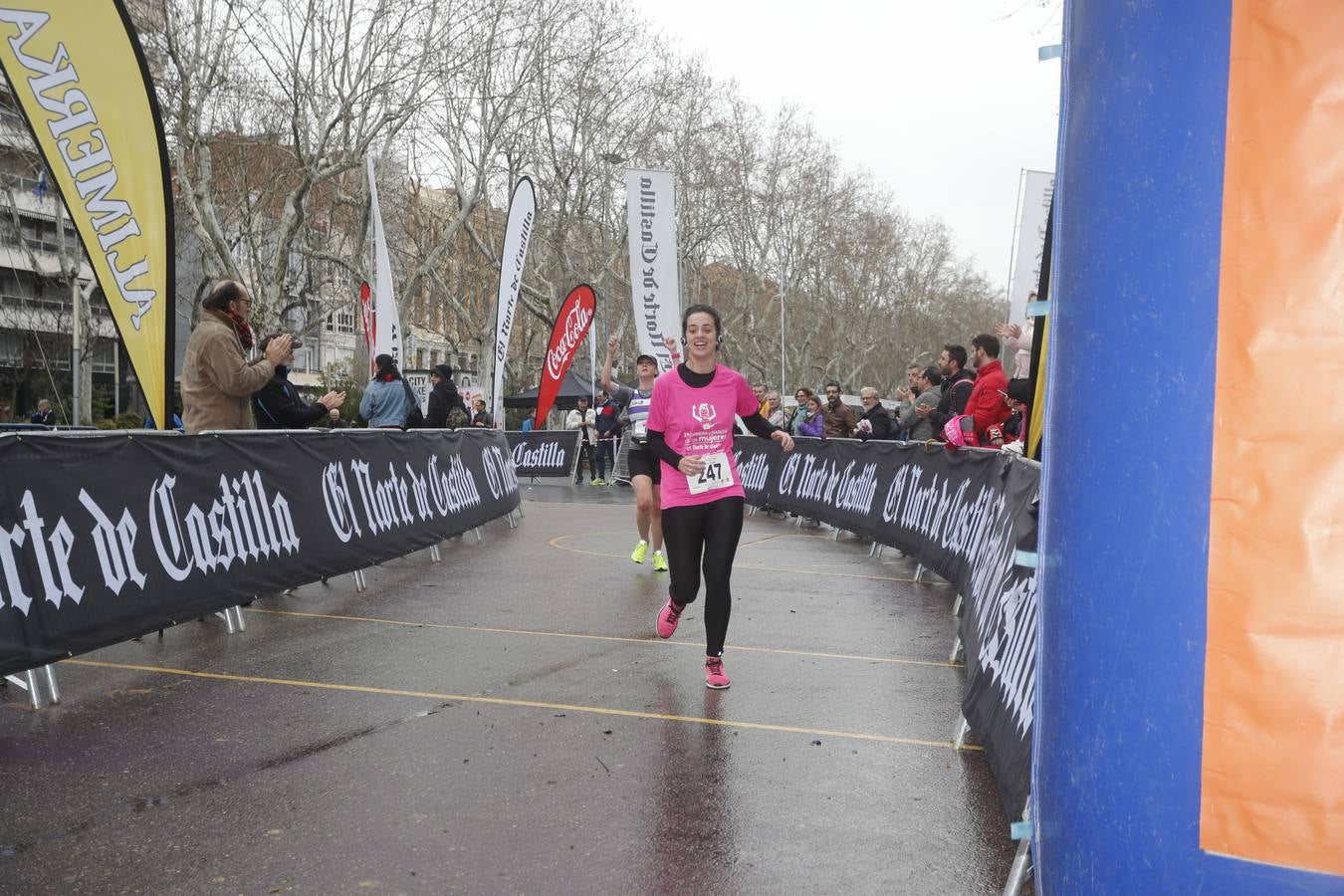 Más de 800 participantes se dieron cita en la Plaza Zorrilla para tomar parte de una marea rosa que tiñó de color las calles del centro de la ciudad