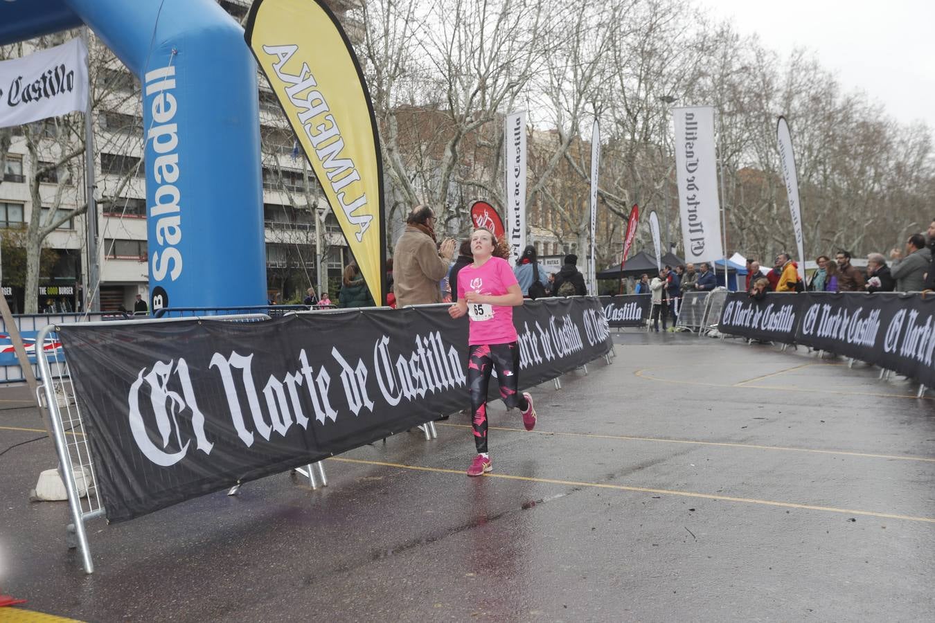 Más de 800 participantes se dieron cita en la Plaza Zorrilla para tomar parte de una marea rosa que tiñó de color las calles del centro de la ciudad