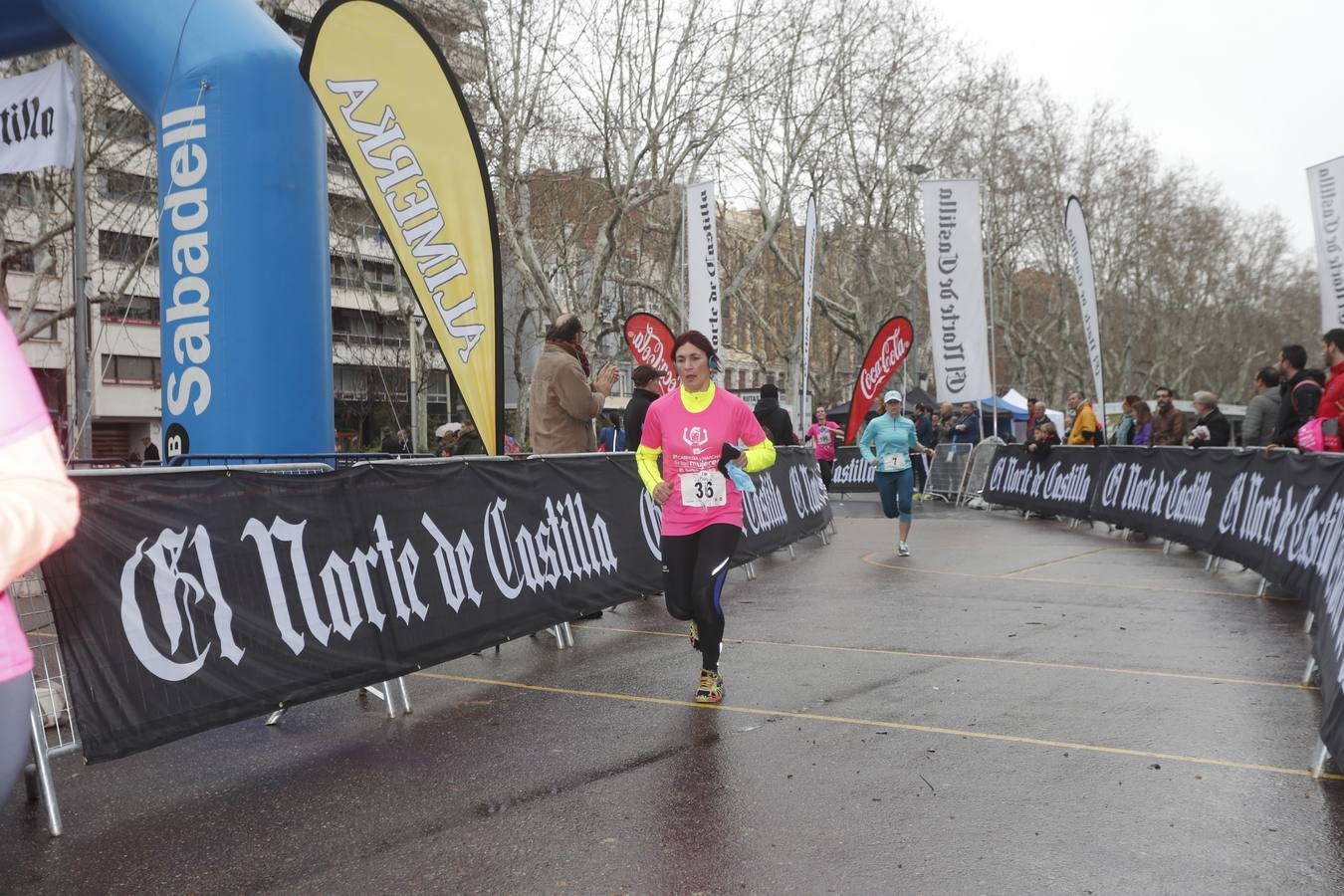 Más de 800 participantes se dieron cita en la Plaza Zorrilla para tomar parte de una marea rosa que tiñó de color las calles del centro de la ciudad