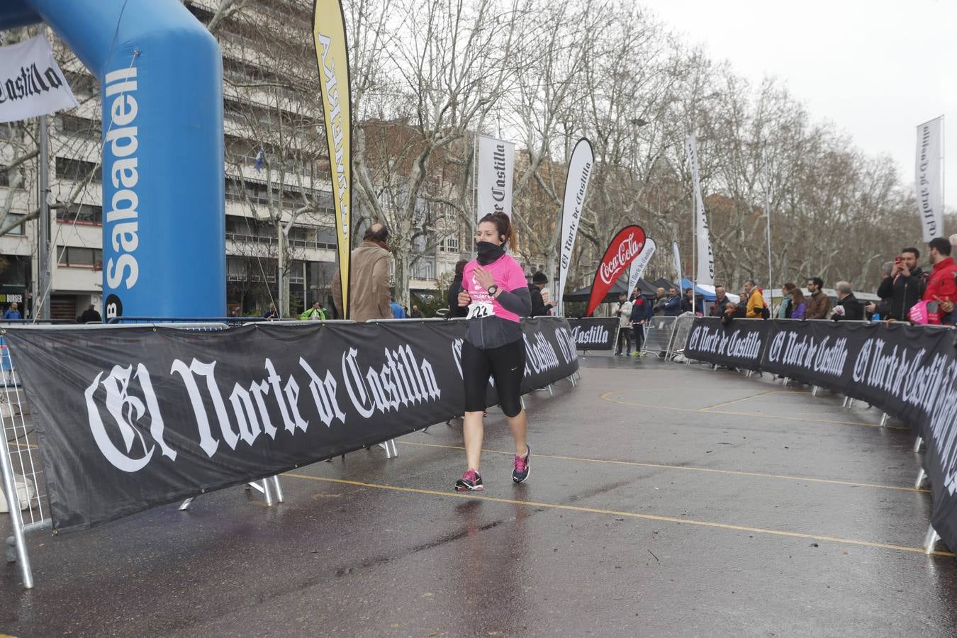 Más de 800 participantes se dieron cita en la Plaza Zorrilla para tomar parte de una marea rosa que tiñó de color las calles del centro de la ciudad