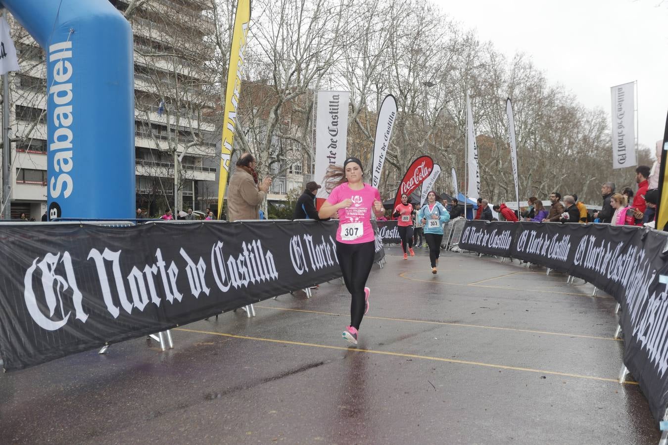 Más de 800 participantes se dieron cita en la Plaza Zorrilla para tomar parte de una marea rosa que tiñó de color las calles del centro de la ciudad