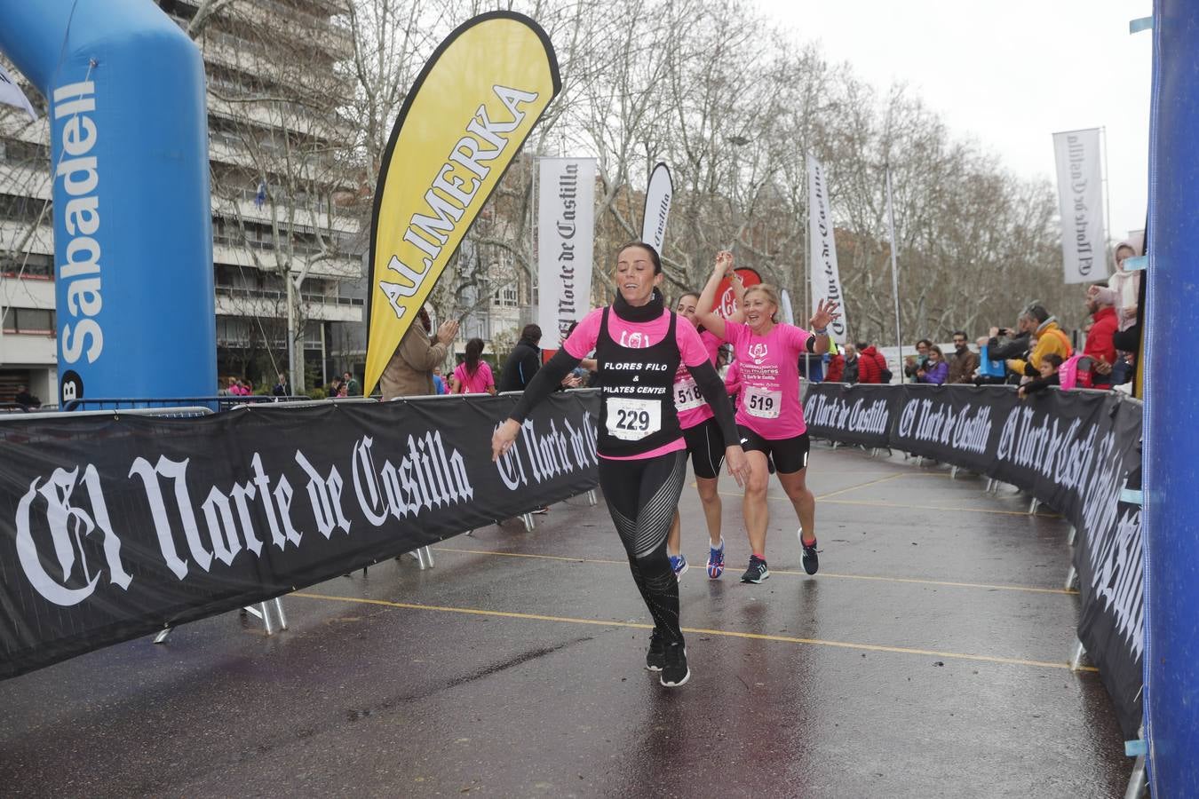 Más de 800 participantes se dieron cita en la Plaza Zorrilla para tomar parte de una marea rosa que tiñó de color las calles del centro de la ciudad