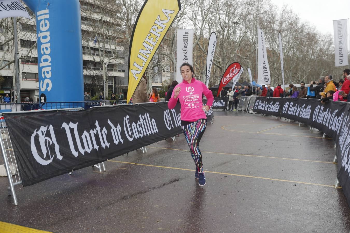 Más de 800 participantes se dieron cita en la Plaza Zorrilla para tomar parte de una marea rosa que tiñó de color las calles del centro de la ciudad