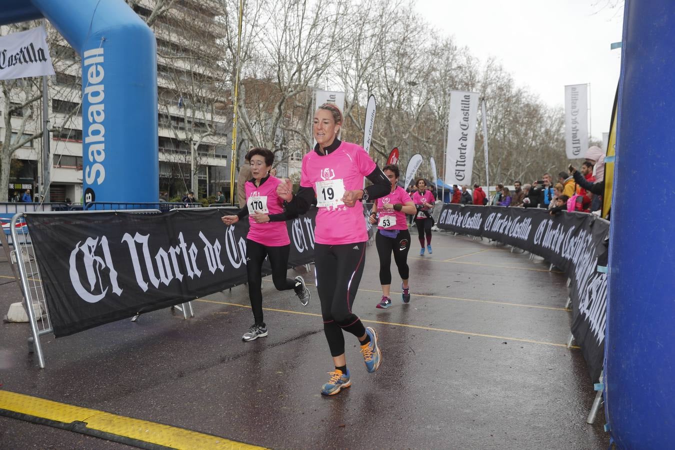 Más de 800 participantes se dieron cita en la Plaza Zorrilla para tomar parte de una marea rosa que tiñó de color las calles del centro de la ciudad