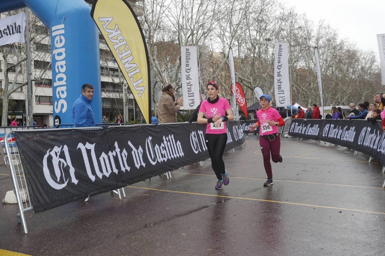 Más de 800 participantes se dieron cita en la Plaza Zorrilla para tomar parte de una marea rosa que tiñó de color las calles del centro de la ciudad