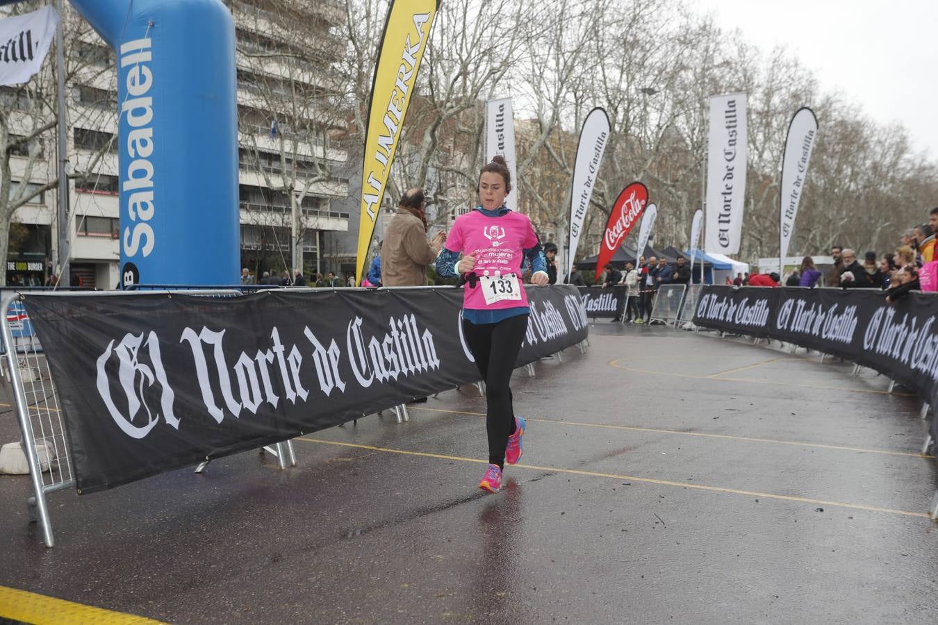 Más de 800 participantes se dieron cita en la Plaza Zorrilla para tomar parte de una marea rosa que tiñó de color las calles del centro de la ciudad