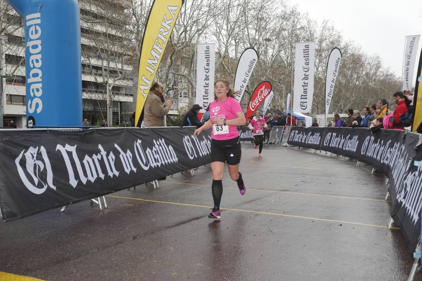 Más de 800 participantes se dieron cita en la Plaza Zorrilla para tomar parte de una marea rosa que tiñó de color las calles del centro de la ciudad