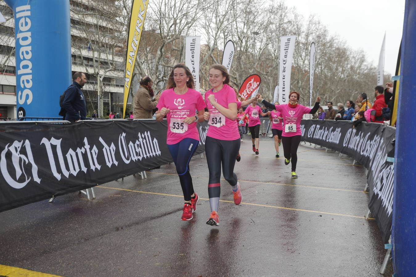 Más de 800 participantes se dieron cita en la Plaza Zorrilla para tomar parte de una marea rosa que tiñó de color las calles del centro de la ciudad