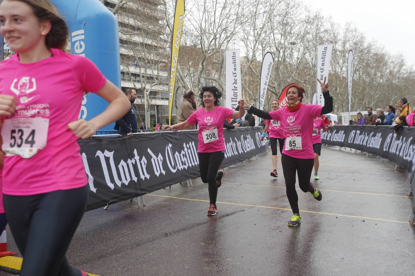 Más de 800 participantes se dieron cita en la Plaza Zorrilla para tomar parte de una marea rosa que tiñó de color las calles del centro de la ciudad