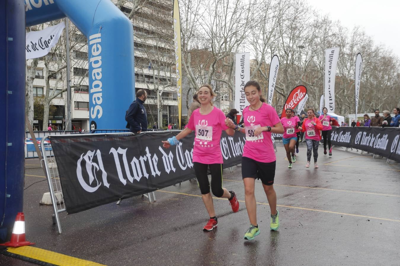 Más de 800 participantes se dieron cita en la Plaza Zorrilla para tomar parte de una marea rosa que tiñó de color las calles del centro de la ciudad