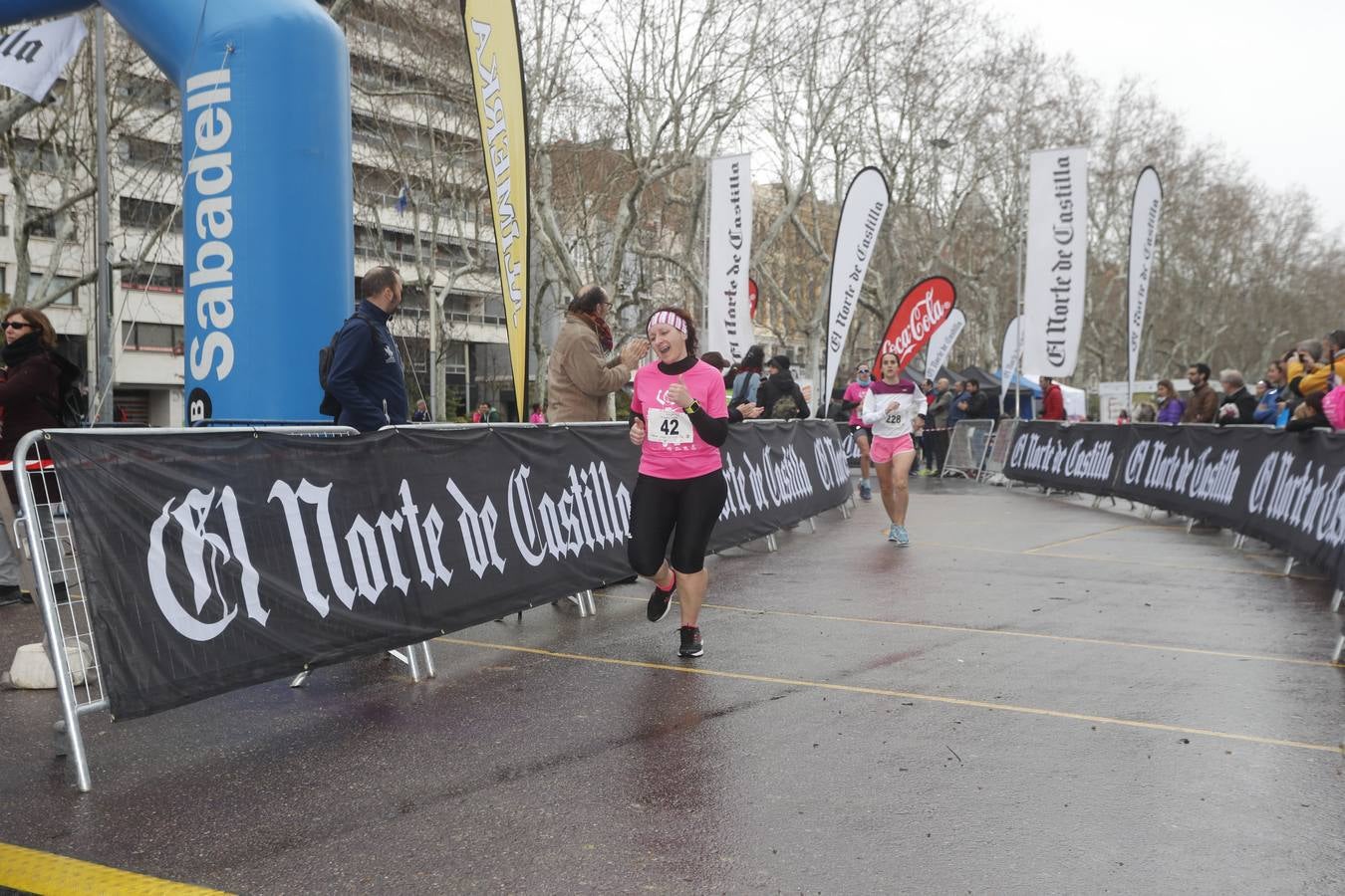 Más de 800 participantes se dieron cita en la Plaza Zorrilla para tomar parte de una marea rosa que tiñó de color las calles del centro de la ciudad